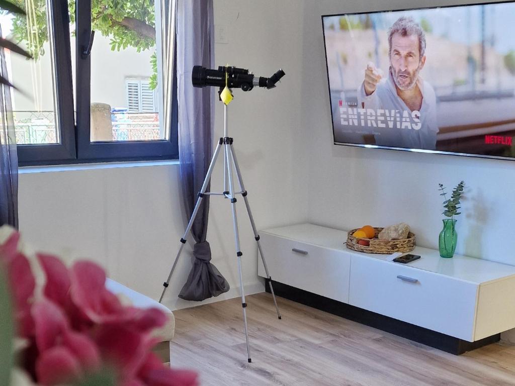 una telecamera su un treppiede in una camera con TV di Dinara View Apartment-Knin a Knin (Tenin)
