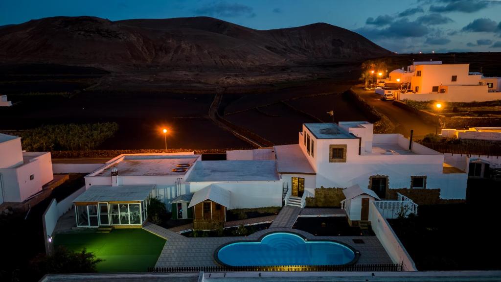 una vista aérea de una casa con una montaña en el fondo en Casa Abubilla, en Tinajo