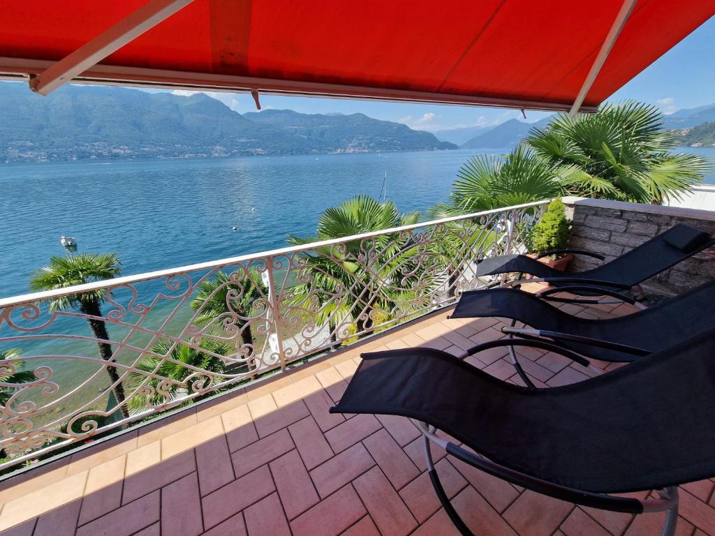 een balkon met 2 stoelen en uitzicht op het water bij Villa La Fenice sulle rive del Lago Maggiore in Porto Valtravaglia