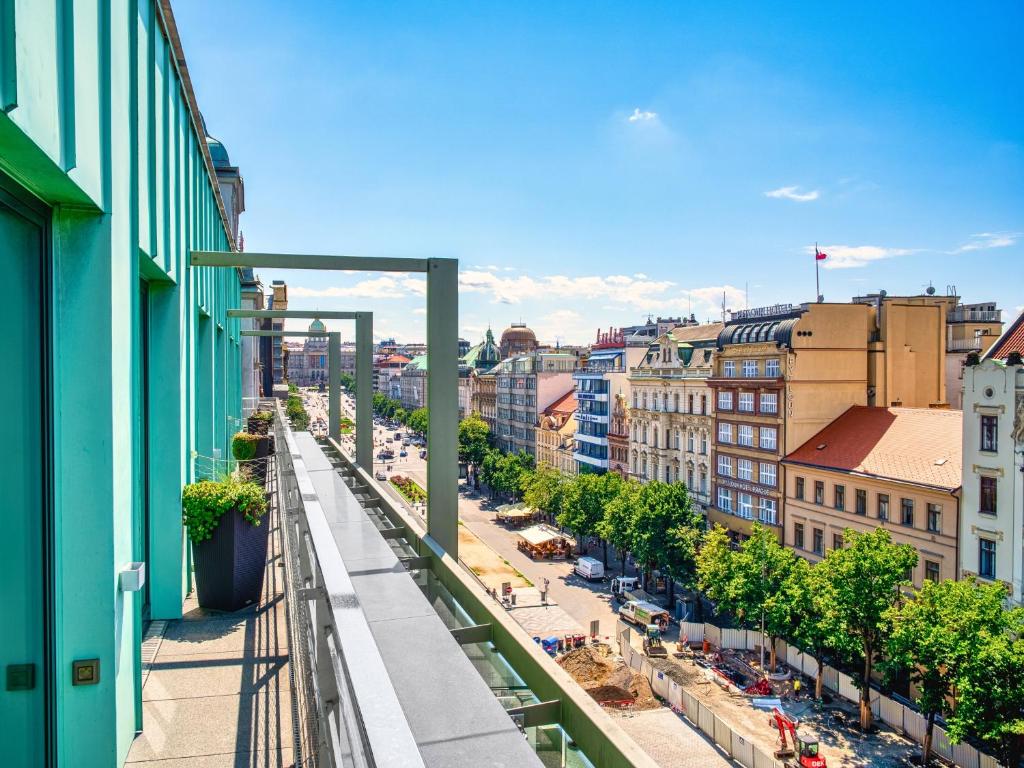 d'un balcon offrant une vue sur une rue de la ville. dans l'établissement VN3 Terraces Suites by Adrez, à Prague