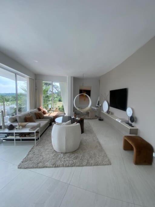 TV a/nebo společenská místnost v ubytování Villa design vue panoramique