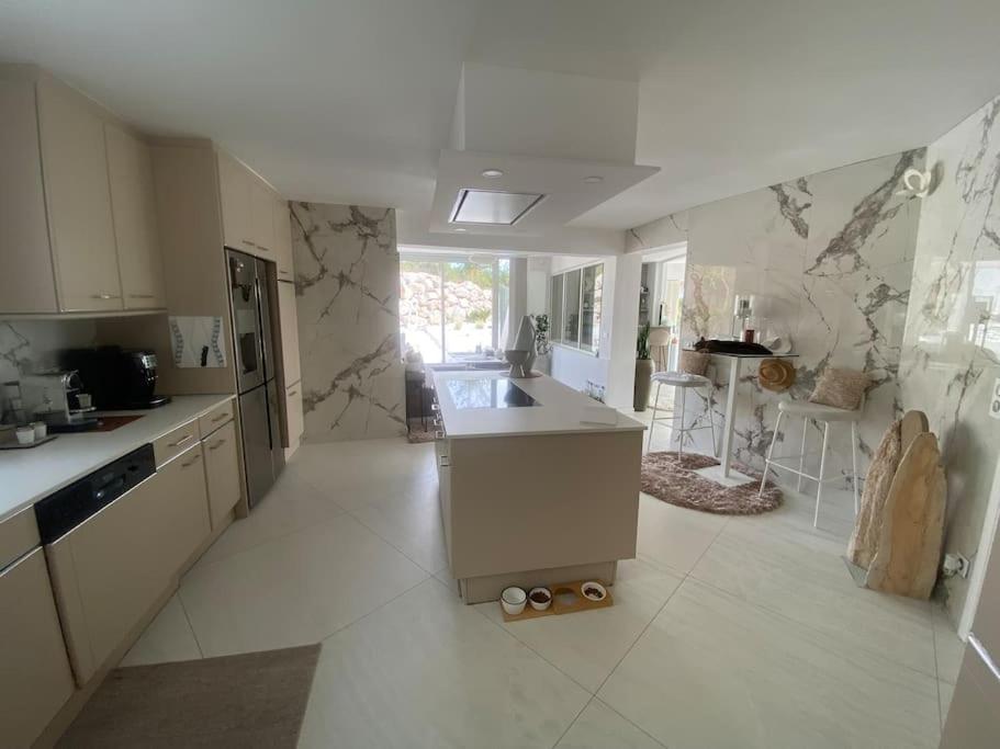 Kuchyň nebo kuchyňský kout v ubytování Villa design vue panoramique