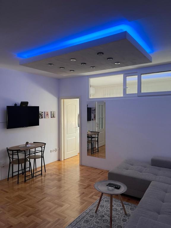 TV a/nebo společenská místnost v ubytování Apartman Spark