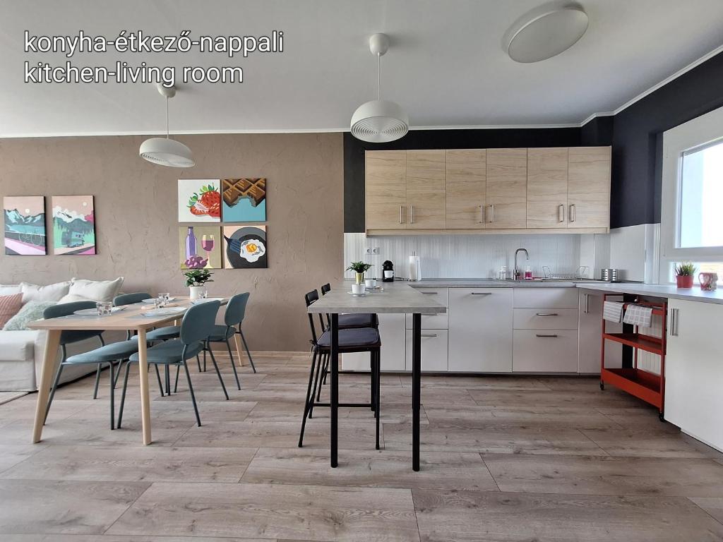 Virtuvė arba virtuvėlė apgyvendinimo įstaigoje Kavics Apartman Tata