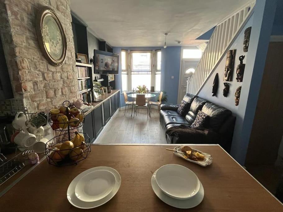 una sala de estar con una mesa con dos platos. en Charming newly renovated terrace en Liverpool