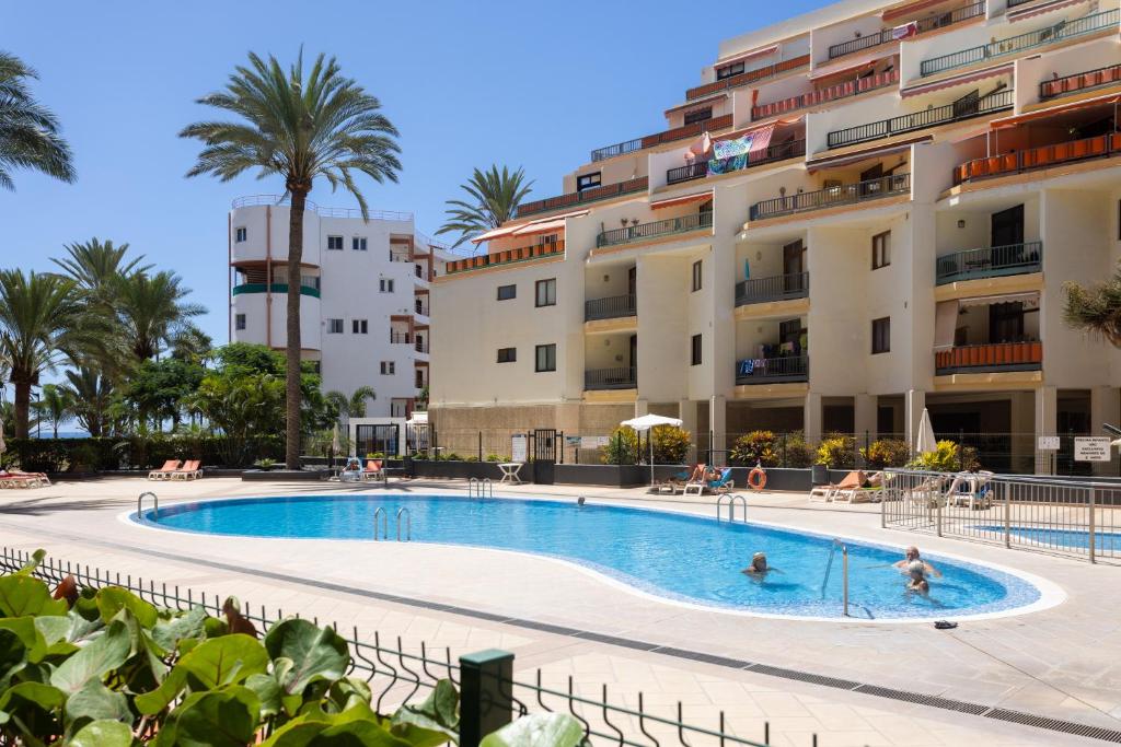 Basen w obiekcie Bonito apto Los Cristianos, vistas al mar y playa lub w pobliżu