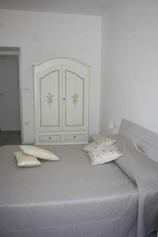 łóżko z 2 poduszkami i szafką w pokoju w obiekcie La Mia Villa w mieście Ceglie Messapica