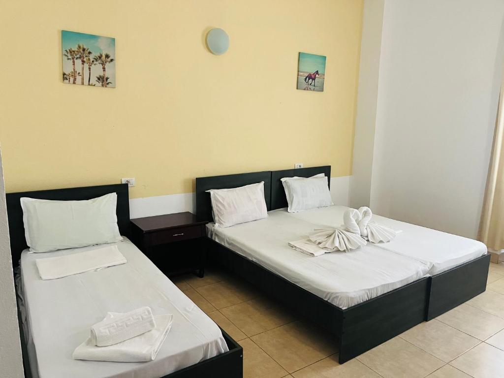 two beds sitting next to each other in a room at Perla in Costinesti