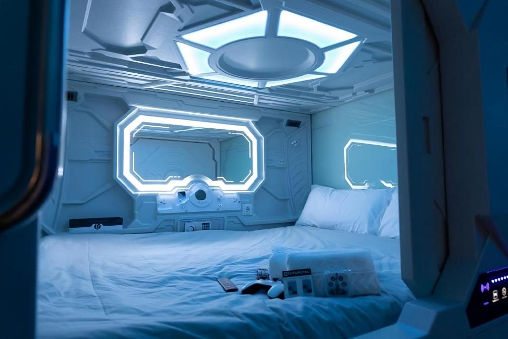 1 dormitorio con 1 cama en una habitación con ventana en Futurotel Space Spa Garden en Granada