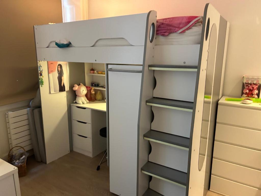 sypialnia z łóżkiem piętrowym i biurkiem w obiekcie Beautiful double room in a central location next to various tube stations with breakfast and yoga options available on site w Londynie