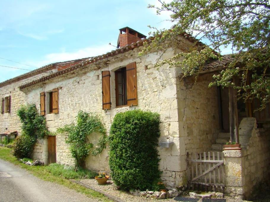 Masquières的住宿－Las Gonies - Clévacances 2 Clés，一座常春藤环绕的老石屋