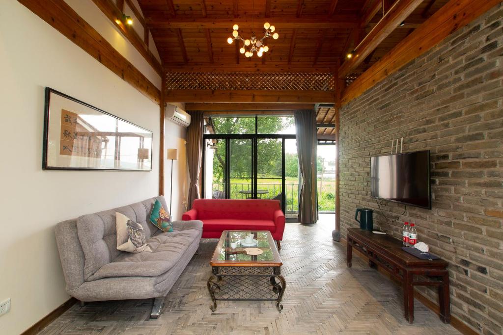 TV a/nebo společenská místnost v ubytování Alina Garden Boutique Resort Huangshan Hongcun