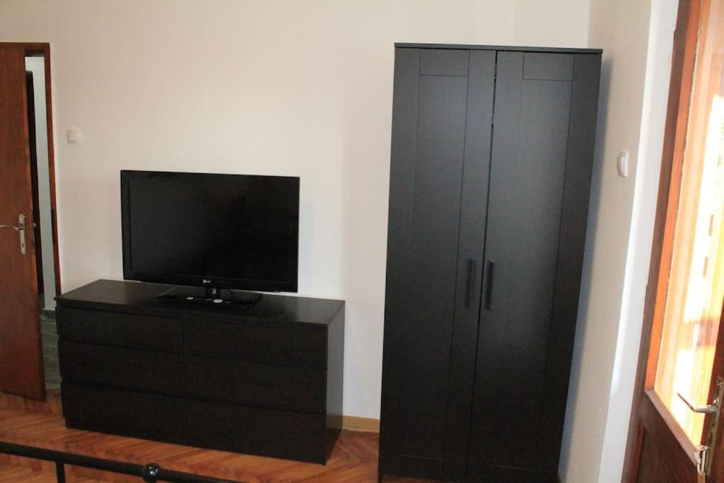 TV a/nebo společenská místnost v ubytování Villa Hedonic