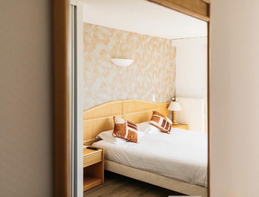 Postel nebo postele na pokoji v ubytování Hôtel Édenia - Spa Estime&Sens