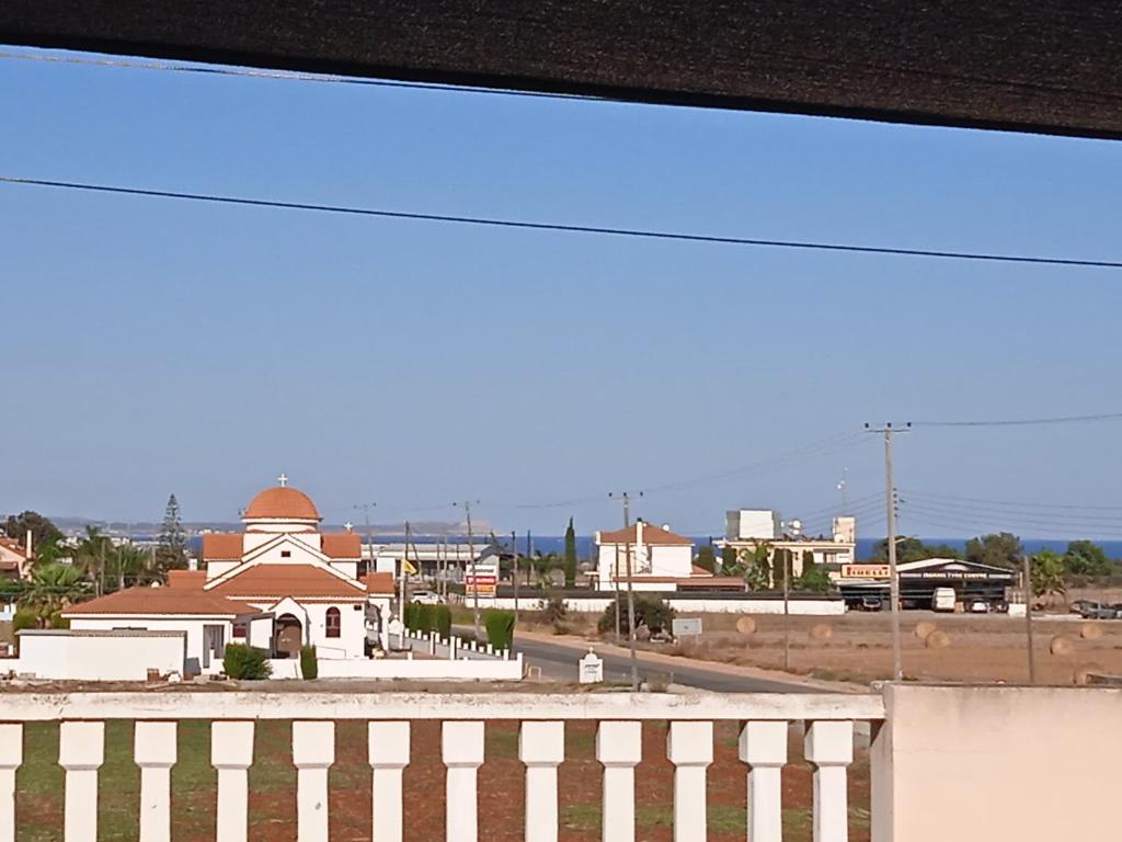 XylophaghouにあるXylophagou Rest and relax (2) Ayia Napa Larnacaのバルコニーから市街の景色を望めます。