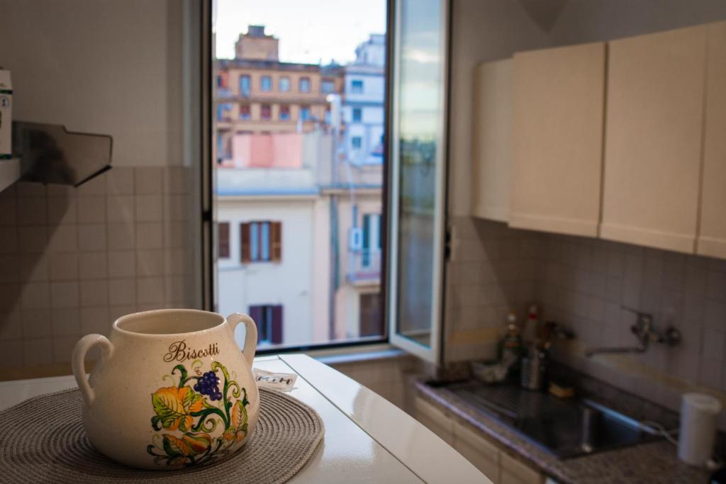 Charlie Apartment في روما: وجود كوب قهوة على كونتر في مطبخ