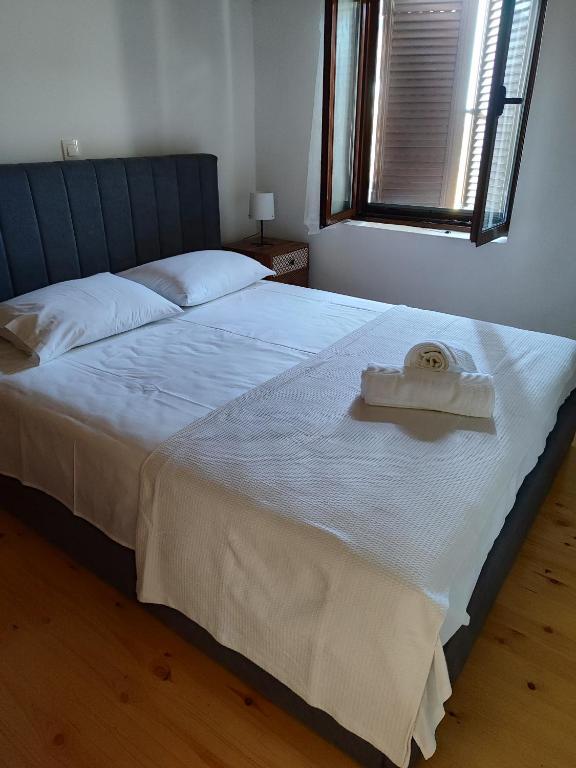 Postel nebo postele na pokoji v ubytování Vaki's country house