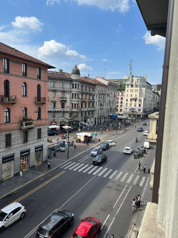 uma vista para uma rua da cidade com carros e edifícios em HAVIP em Milão