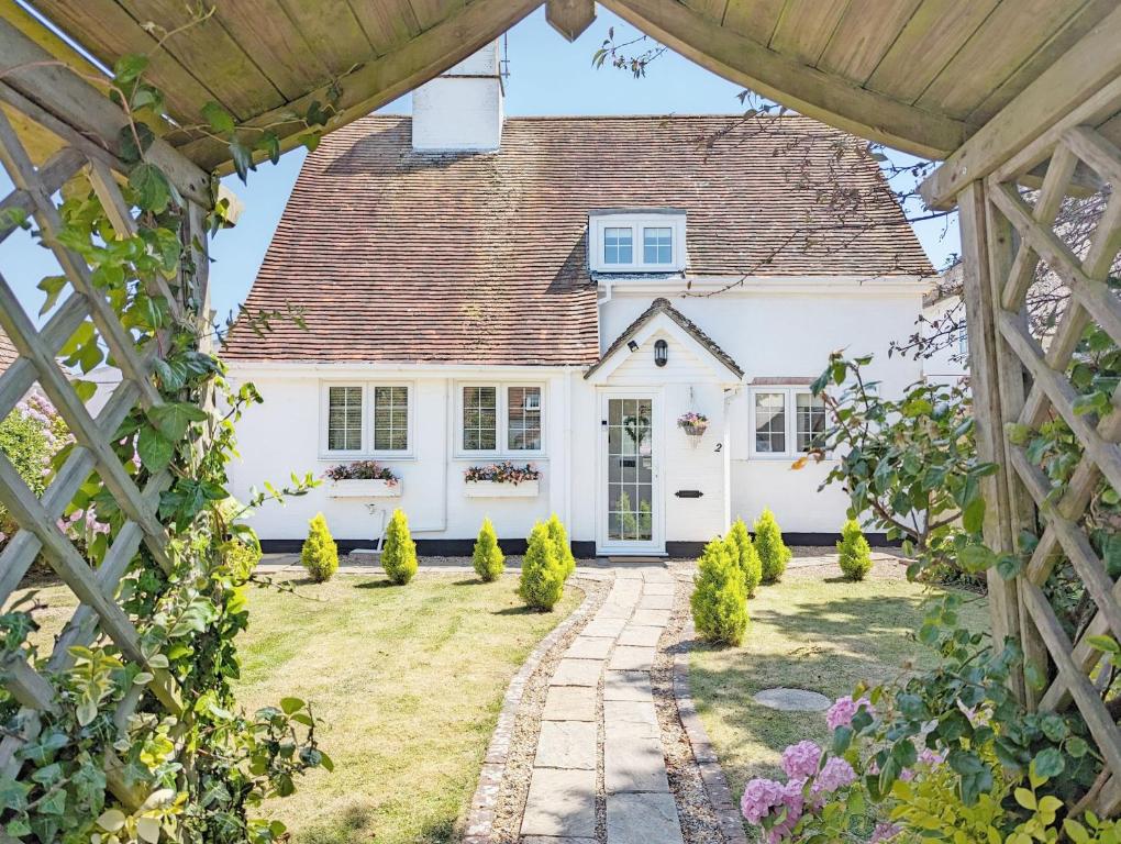 Bay Cottage, Aldwick, Pagham (updated prices 2024)