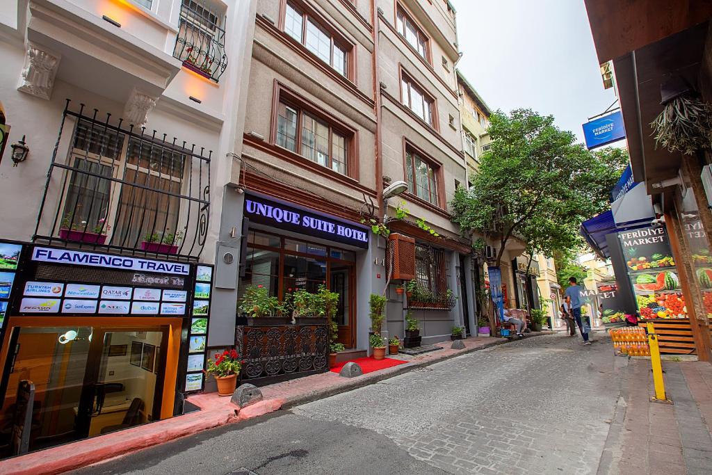 イスタンブールにあるUnique Suite Hotelの多数の建物が並ぶ街の通り