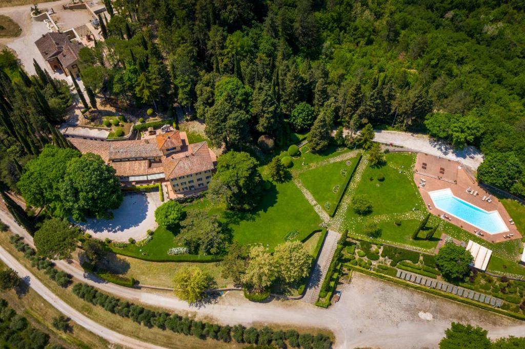 una vista aerea di una tenuta con piscina e una casa di Il Castellaro Country House a Perugia