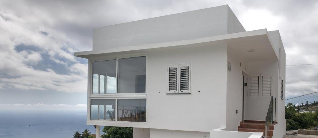 een wit huis met uitzicht op de oceaan bij Casa Merce in Arecida