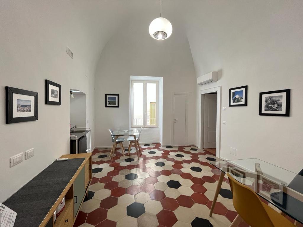 sala de estar amplia con mesa y suelo en Palazzo Lamantea Boutique Rooms, en Bisceglie