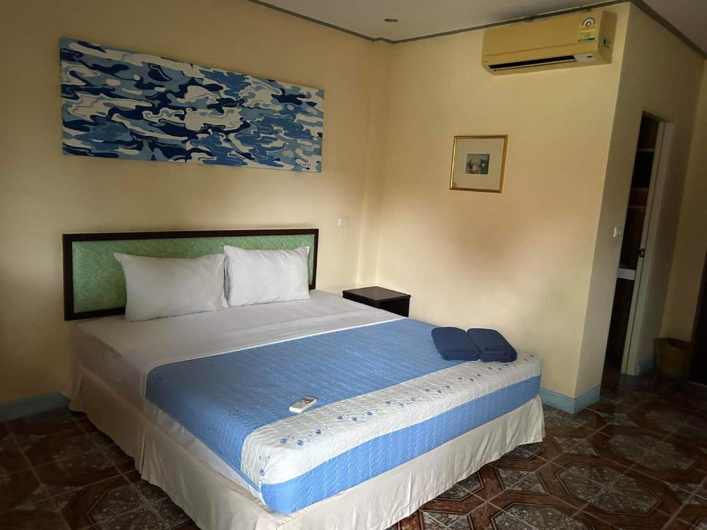 Кровать или кровати в номере Kata Villa Merit Hill Bungalows