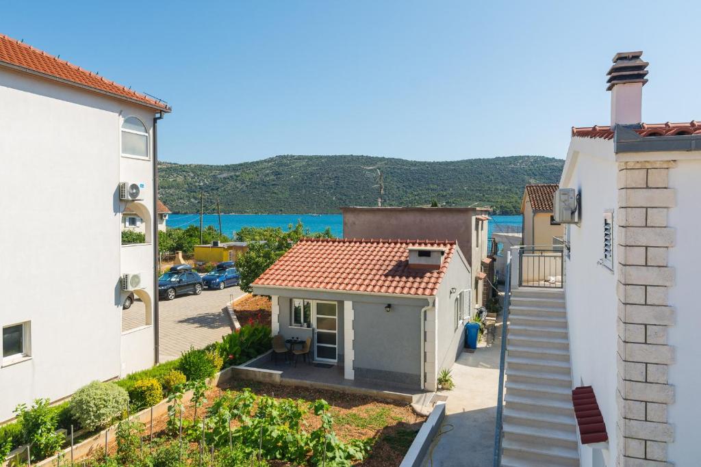 een uitzicht vanaf het balkon van een huis bij Studio apartman Mediteran in Marina