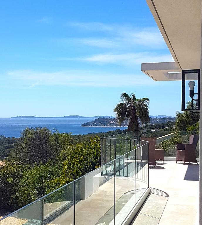 - un balcon offrant une vue sur l'océan dans l'établissement Lou Roucaou, à La Croix-Valmer