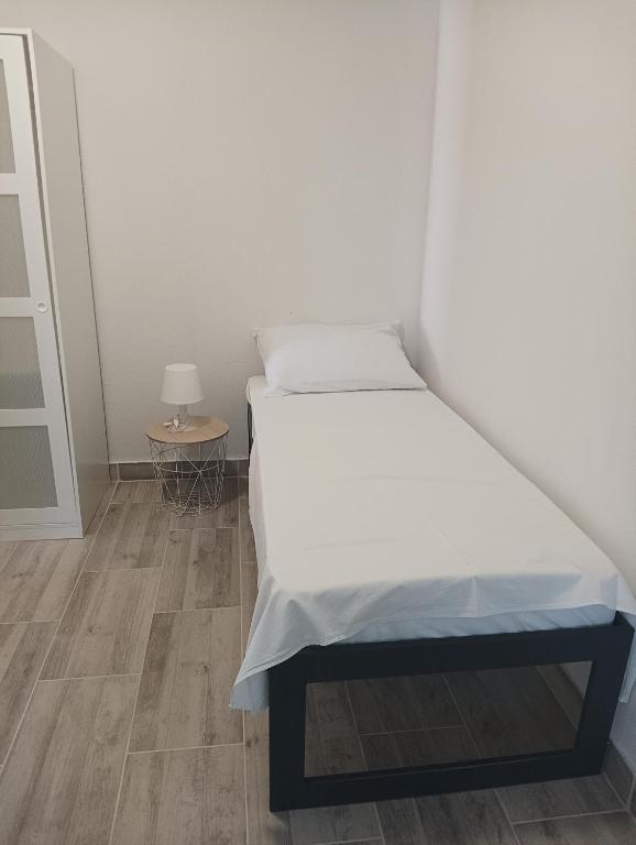 Postel nebo postele na pokoji v ubytování VAL apartmani, Stara Novalja
