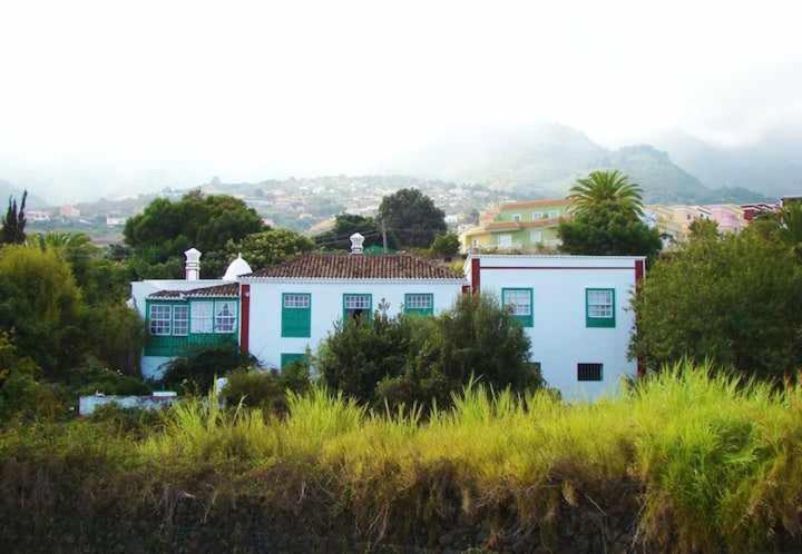 uma casa sentada no topo de uma colina em Casa Vicente Vista al mar y montaña em Breña Alta