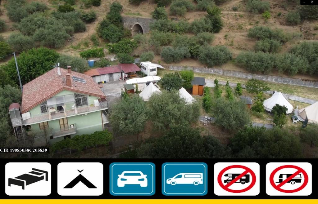 una vista aérea de una casa con señales en ella en Gole Alcantara mini Campeggio privato en Motta Camastra