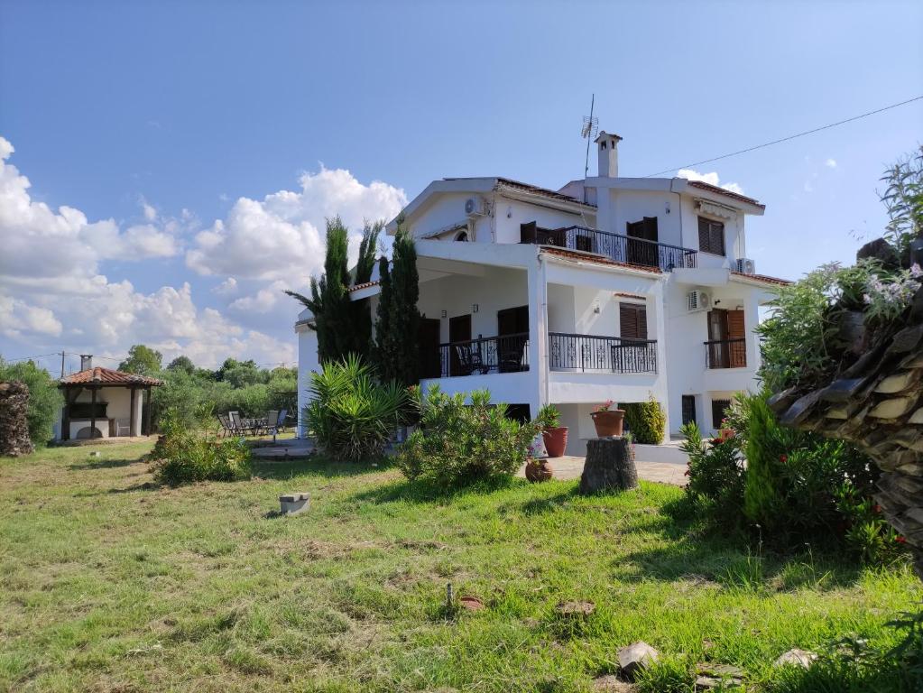 叟索波利的住宿－Gaia Olives Villa，前面有草地的白色房子