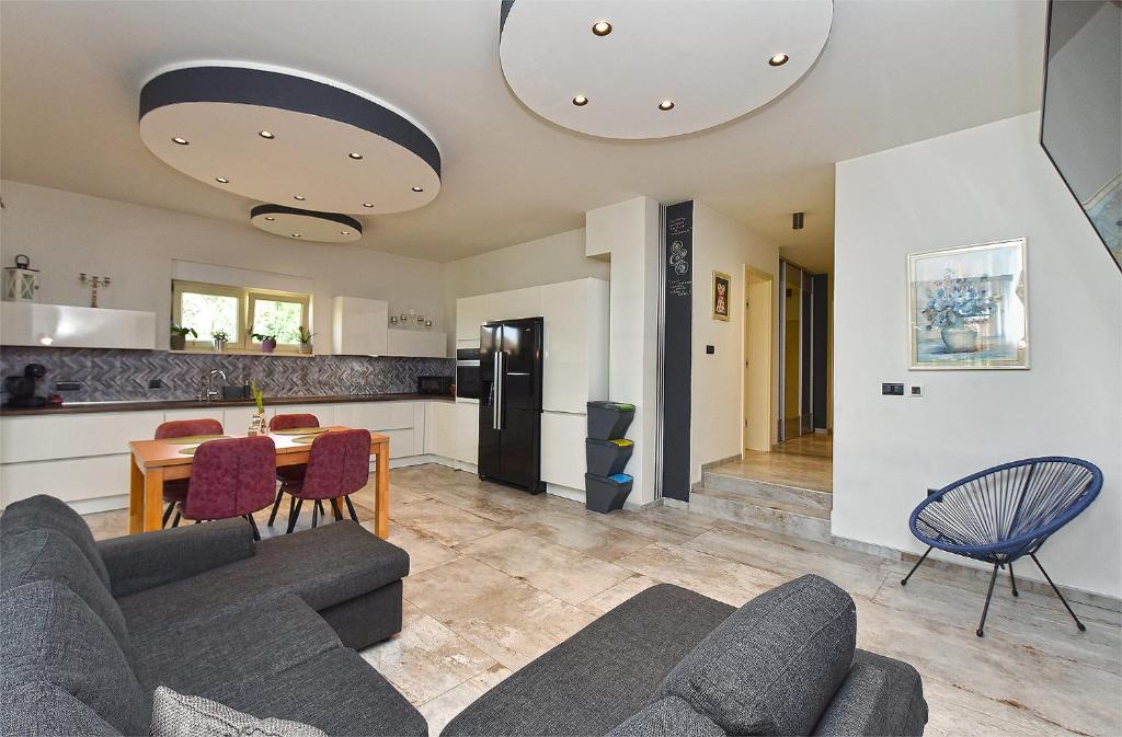 een woonkamer met een bank en een tafel bij Apartment Valter 2284 in Medulin