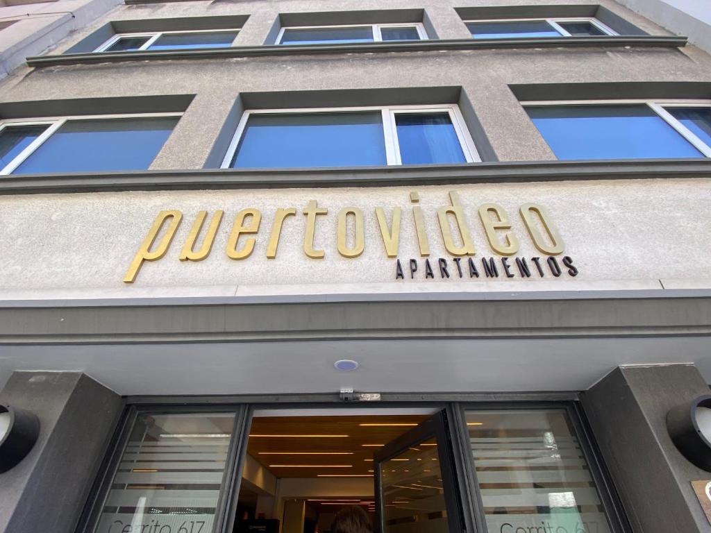 een bord op de voorkant van een winkel bij Puertovideo in Montevideo