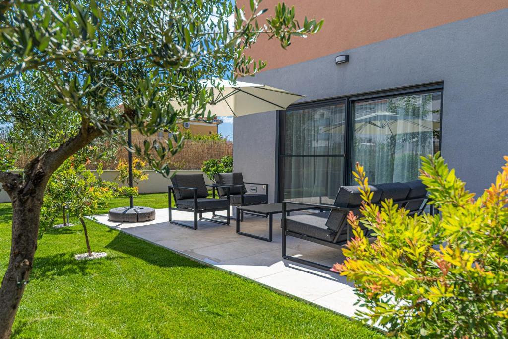 Vonkajšia záhrada v ubytovaní TROGIR - Villa City Gold with pool & whirpool