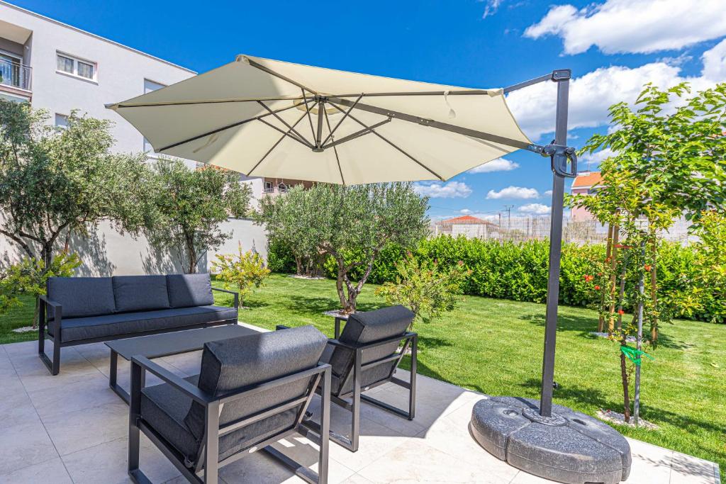 Vonkajšia záhrada v ubytovaní TROGIR - Villa City Gold with pool & whirpool