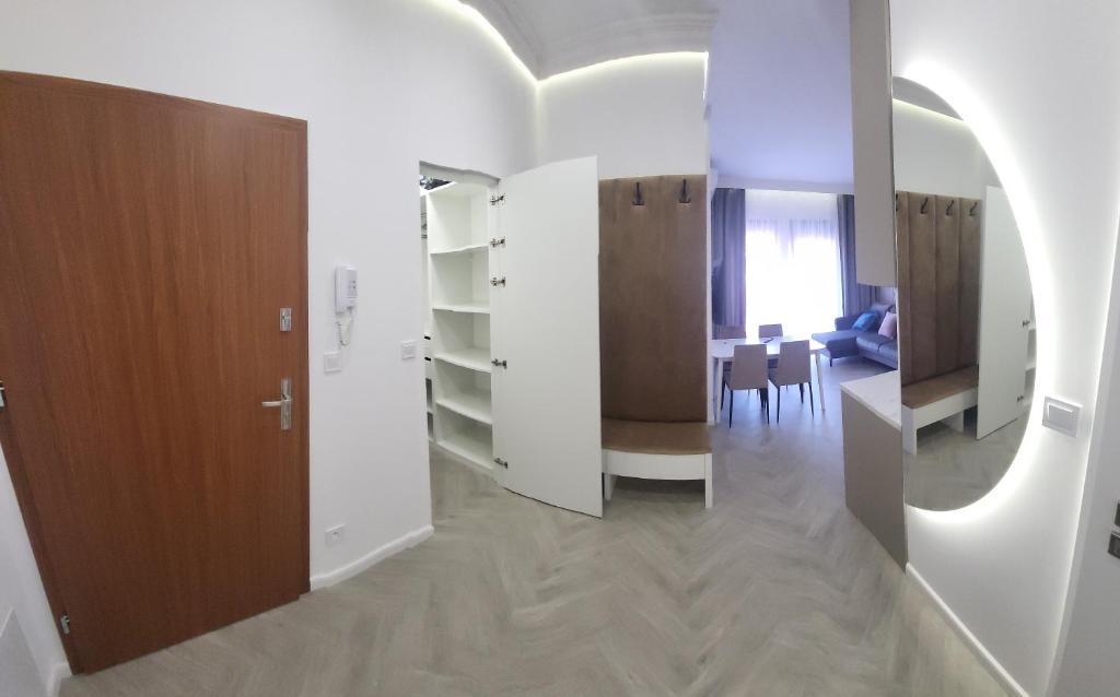 un corridoio con porta e una stanza con tavolo di Apartamenty przy nowej plaży 1 a Sława