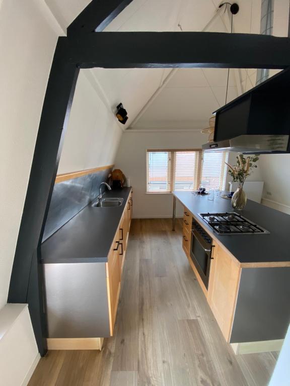 cocina con fregadero y fogones en Appartement Oldenburg, en Bergen