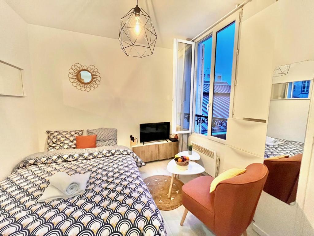 une chambre avec un lit, une chaise et une fenêtre dans l'établissement Le Studio Courbevoie 2P BAIL MOBILITE, à Courbevoie