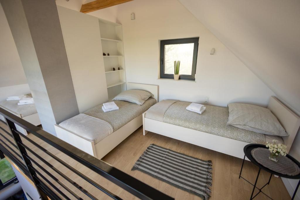 Кровать или кровати в номере RUBIESZCZA domki z kominkiem i widokiem na jezioro