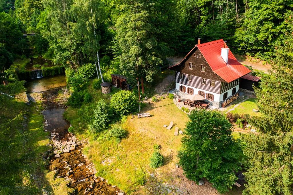 uma vista aérea de uma casa com um telhado vermelho em Chata Pod Desenským vrchem em Desná