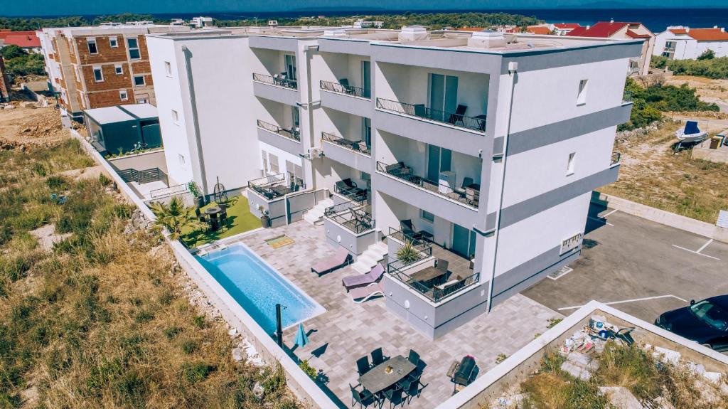 una vista aérea de un edificio con piscina en Apartment Bella en Novalja