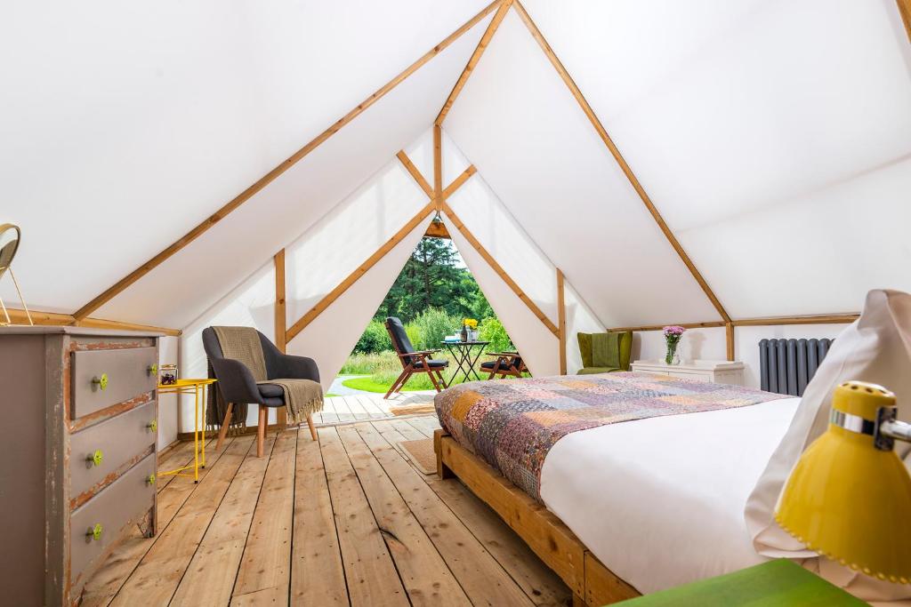 1 camera con letto in tenda di Killarney Glamping at the Grove, Suites and Lodges a Killarney