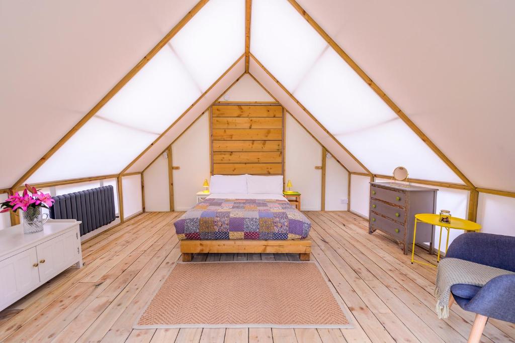 Area soggiorno di Killarney Glamping at the Grove, Suites and Lodges