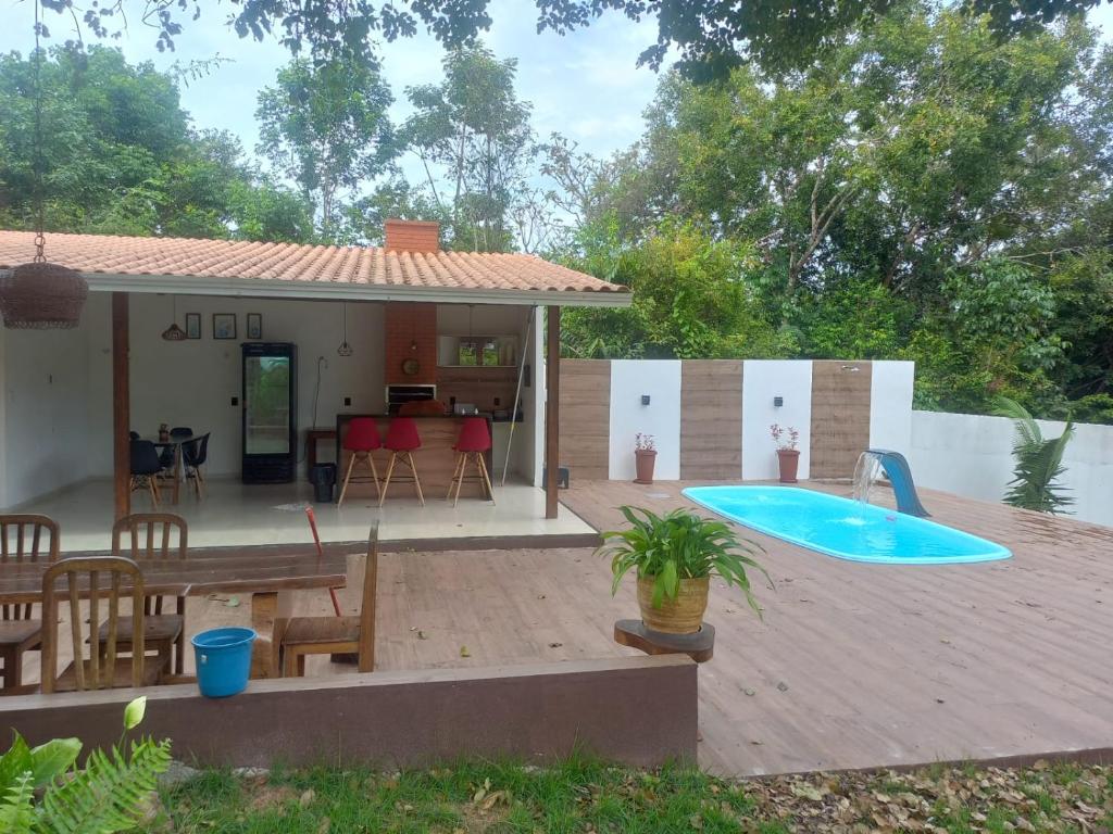 um pátio com uma piscina e uma casa em CASA CONFORTÁVEL COM 4 QUARTOS EM ALTER DO CHÃO em Alter do Chão