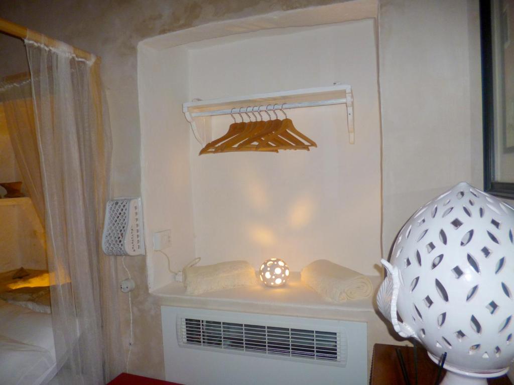 a room with a heater and a shelf with towels at B&B Pulia Dimore Salentine Leuca in Alessano