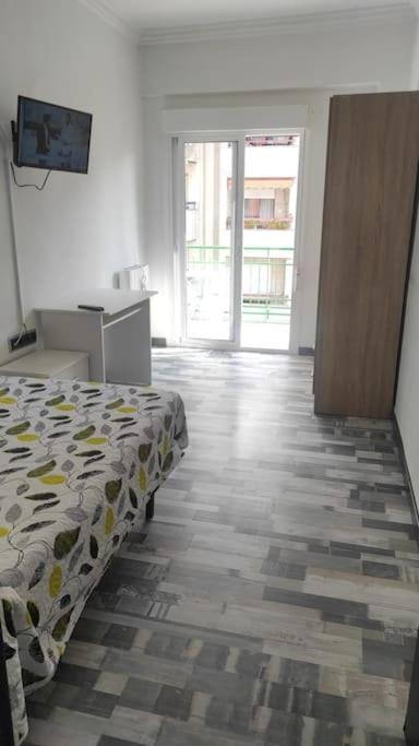 1 dormitorio con 1 cama y pasillo con puerta en Precioso piso en Ourense centro en Ourense