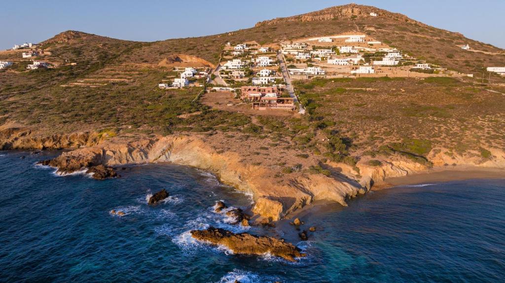 una vista aérea de una pequeña isla en el océano en Akre Hotel - Designed for Adults, en Naxos Chora